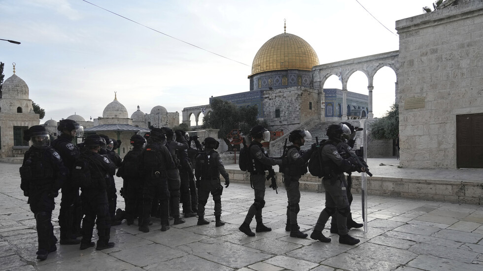 إسرائيليون يمارسون طقوسا تلمودية بالأقصى وآخرون يرشون غاز الفلفل على المرابطين بباب الحديد (فيديو)