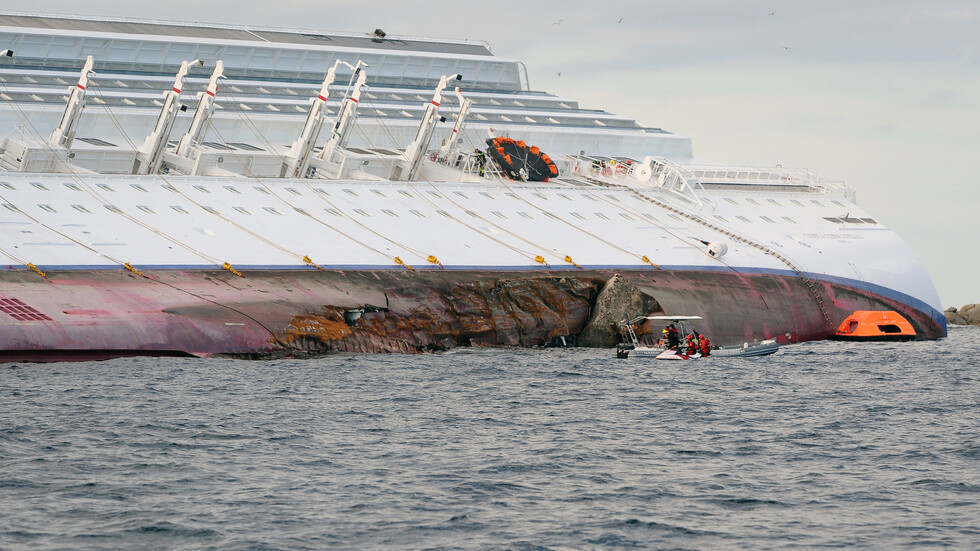 غرق عبارة قبالة سواحل إندونيسيا