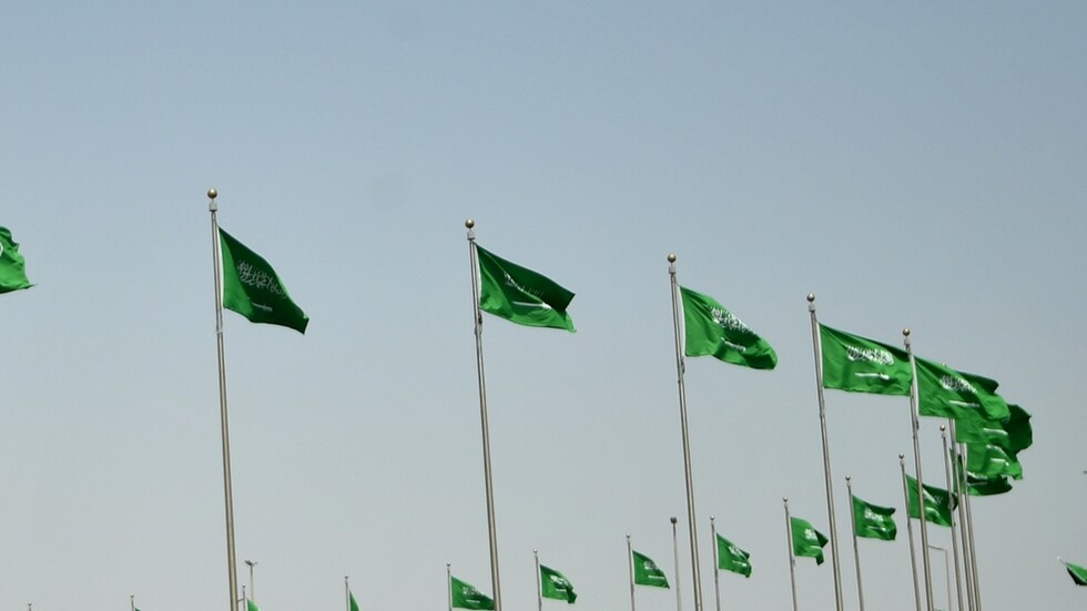 السلطات السعودية تستجيب لصراخ فتاة (فيديو)