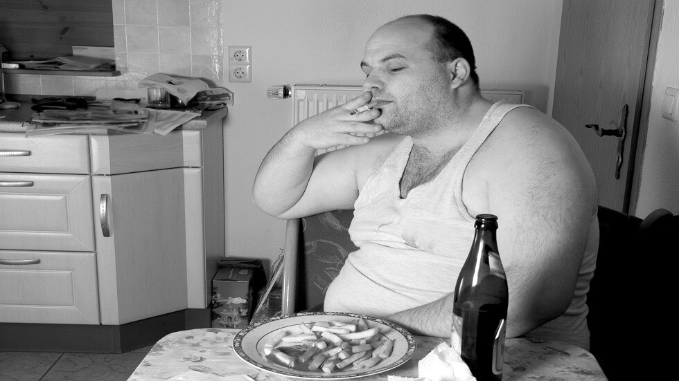 العازبون أم المتزوجون؟.. خبيرة تكشف أي الرجال أقصر عمرا