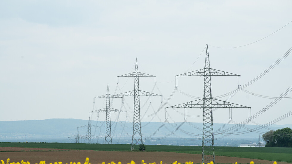 الأردن يتابع سير العمل بمشروع زيادة كميات الكهرباء المصدرة لفلسطين