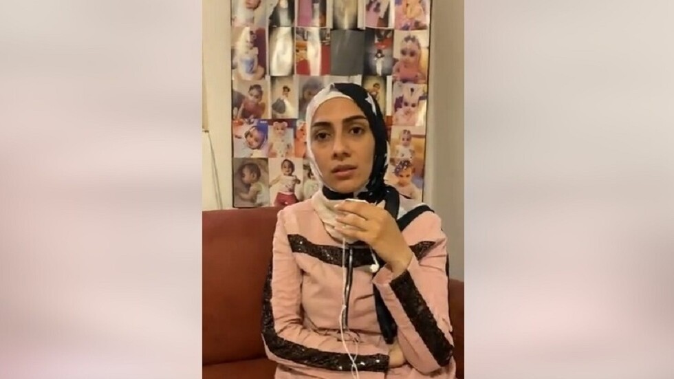 مصرية تستغيث بعد اختطاف طفلتها: زوجي هرب بها إلى سوريا وأرسل لي صورتها وهي تحمل سلاحا