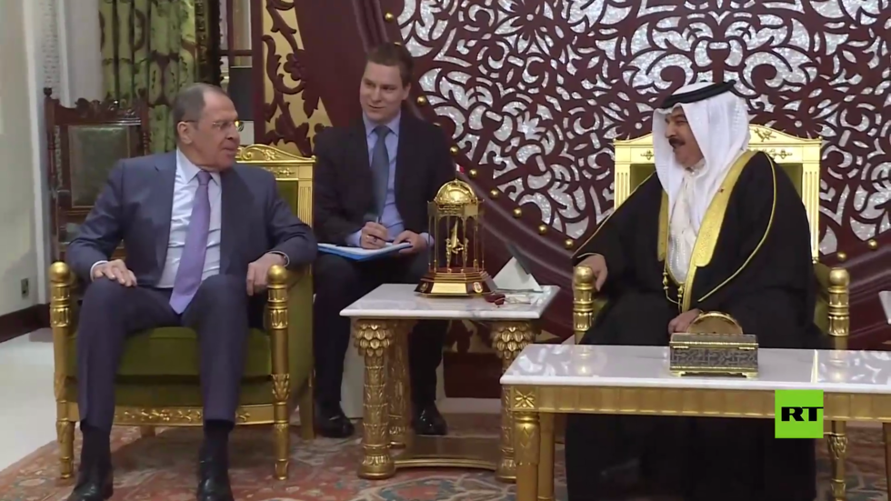 شاهد استقبال ملك البحرين لوزير الخارجية الروسي في المنامة