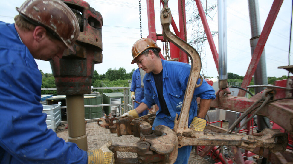 أسعار النفط تقفز بعد قرار الاتحاد الأوروبي الحد من استيراده من روسيا