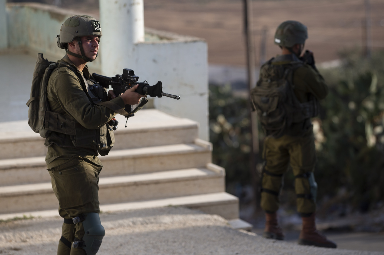 إسرائيل تفرض إغلاقا شاملا على الضفة وتغلق معابر غزة