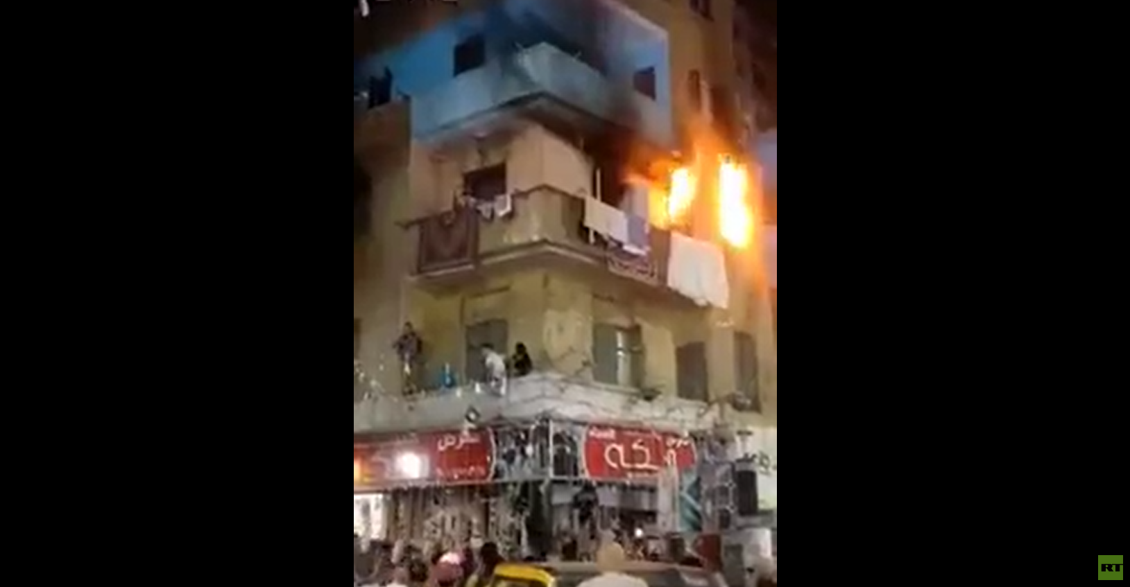 مشهد يحبس الأنفاس في مصر.. طفل يقفز إلى شرفة الجيران جراء حريق كبير في منزله (فيديو)