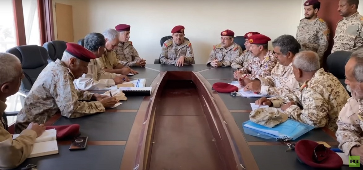 اليمن.. وزير الدفاع يؤكد على تطوير أداء هيئة الاستخبارات والاستطلاع