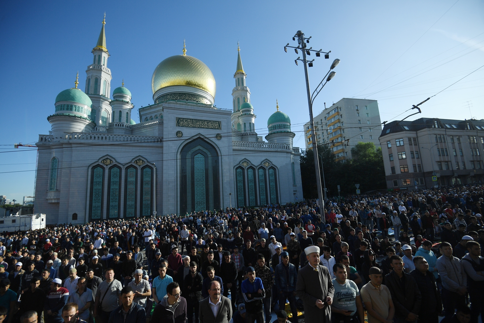 بوتين يهنئ المسلمين بمناسبة عيد الفطر والآلاف يؤدون الصلاة في جامع موسكو الكبير