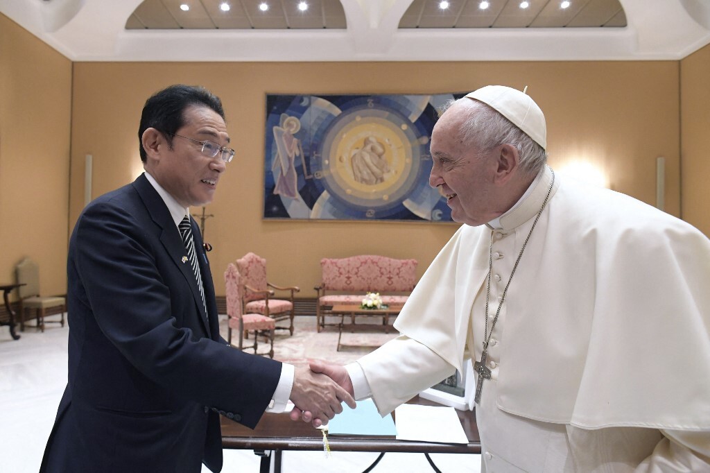 رئيس الوزراء الياباني يلتقي البابا في الفاتيكان