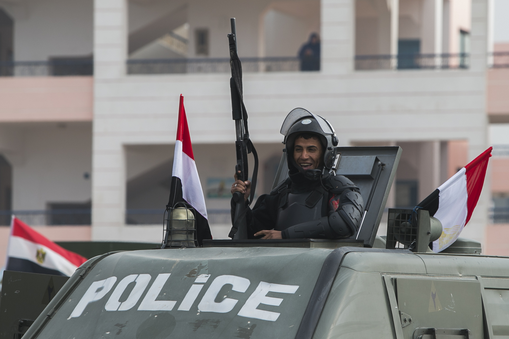 مصر.. الأمن يرد على فيديو الضابط والمواطن المثير للجدل