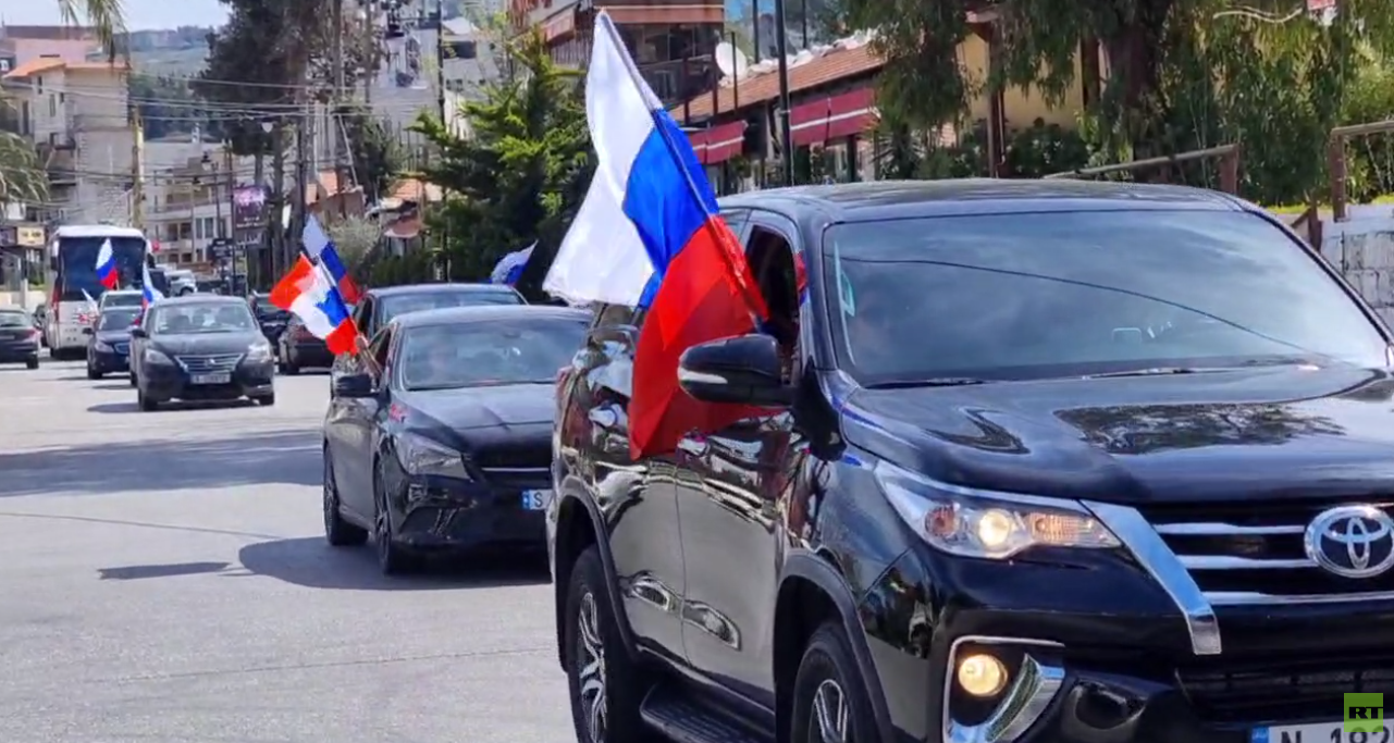 شباب من لبنان يقفزون بالمظلات رافعين علم روسيا ورايات النصر على النازية