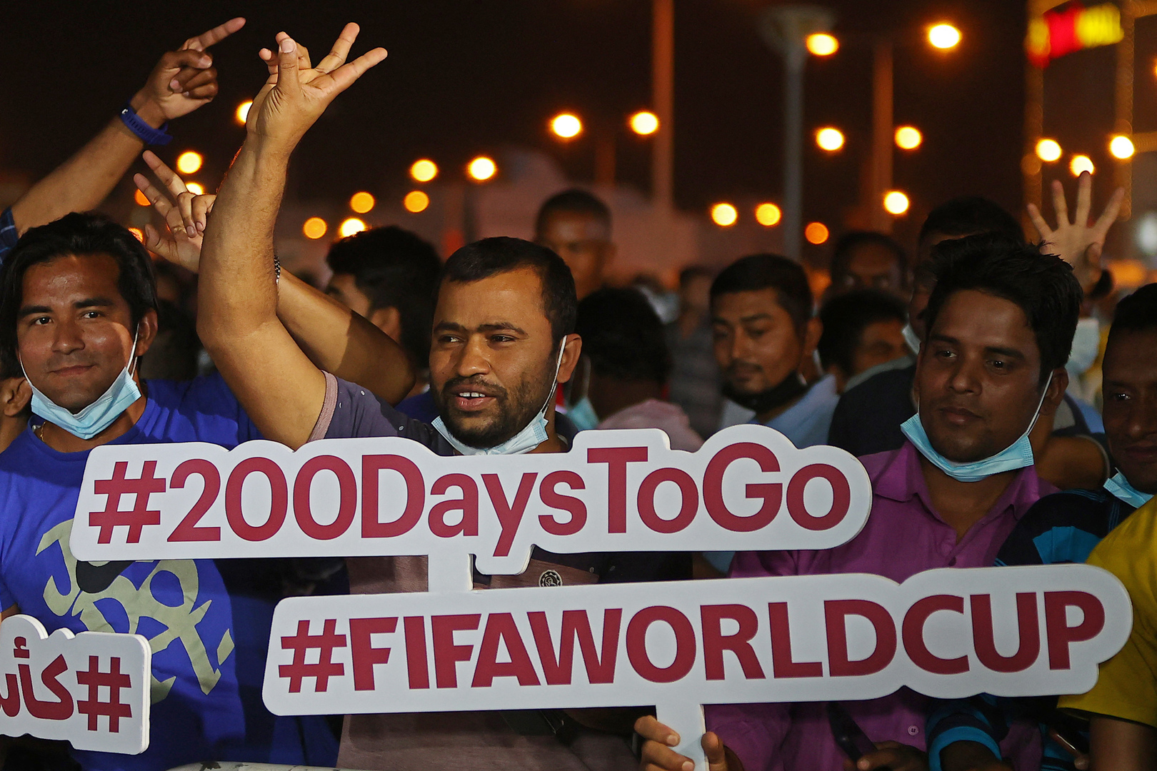طوابير من بناة الملاعب في قطر لإلقاء نظرة على كأس العالم