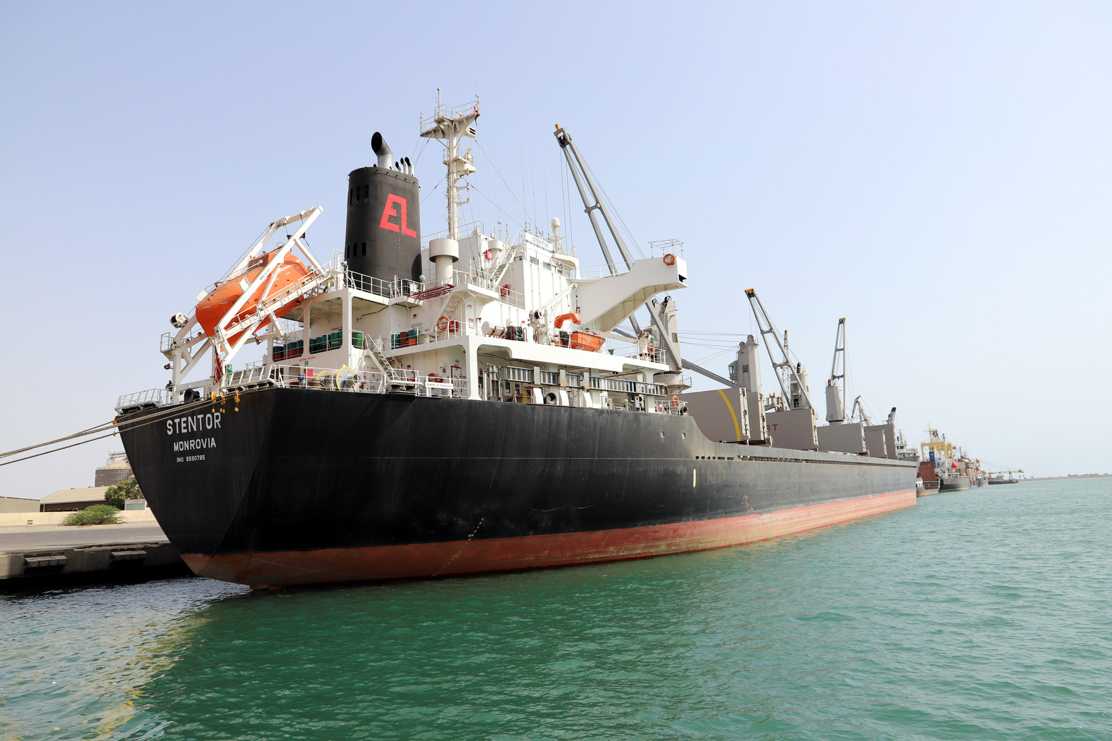 اليمن.. الحوثيون يتهمون التحالف العربي باحتجاز سفينة وقود جديدة