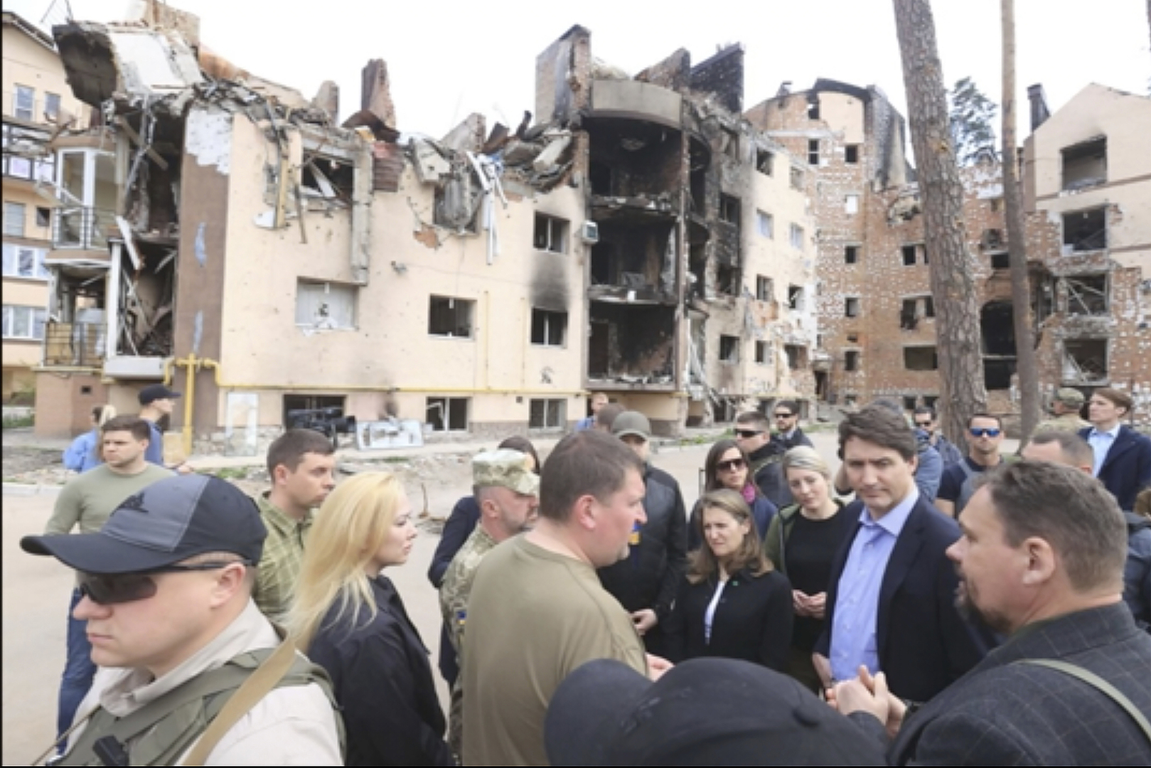 جاستين ترودو يعرّج على مدينة أوكرانية متضررة قبل لقاء زيلينسكي ورفع علم كندا على سفارتها في كييف