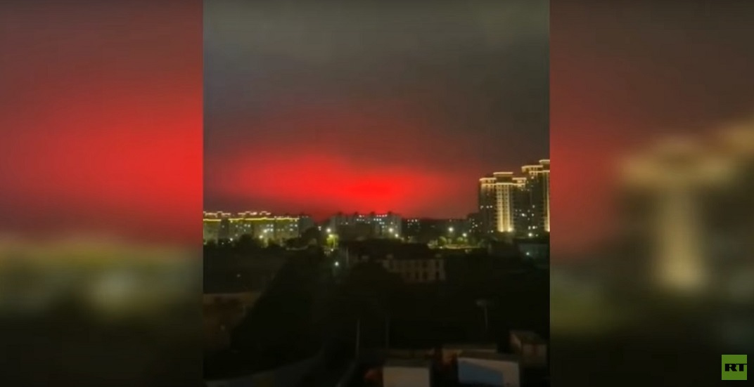 الصين.. سماء مدينة قرب شنغهاي تتلون بالأحمر الدموي وتثير رعب السكان (فيديو)