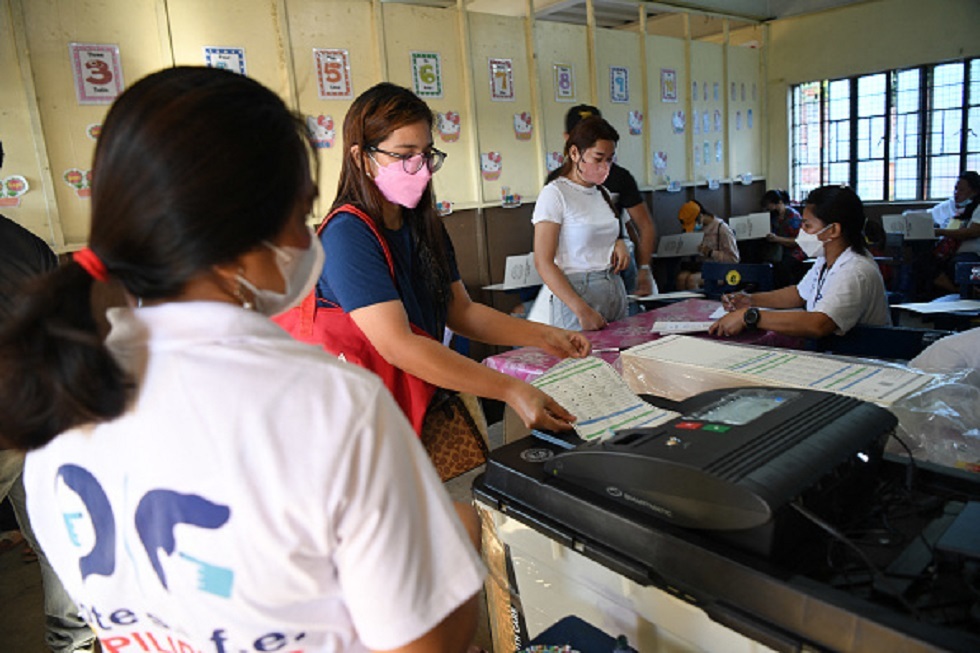 الفيليبينيون يدلون بأصواتهم لانتخاب رئيس جديد