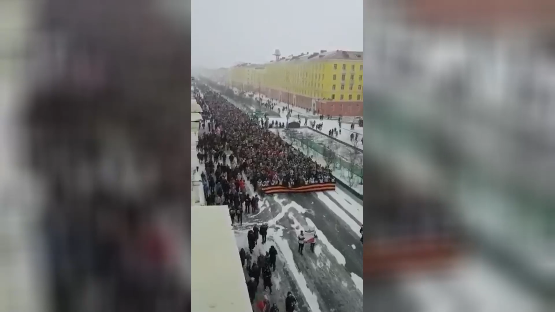 الآلاف في أقصى الشمال الروسي يتحدون عاصفة ثلجية ويشاركون في مسيرة 