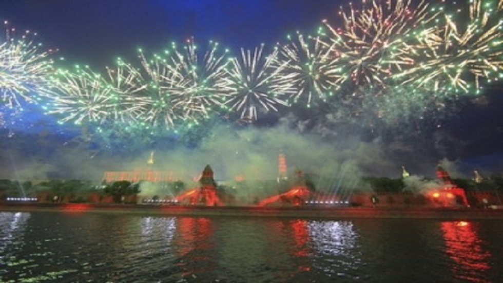 سماء نوفوسيبيرسك تسطع بالشهب النارية احتفالا بيوم النصر (فيديو)