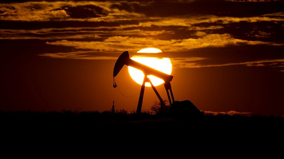 ديلي إكسبرس: حظر النفط الروسي بات 