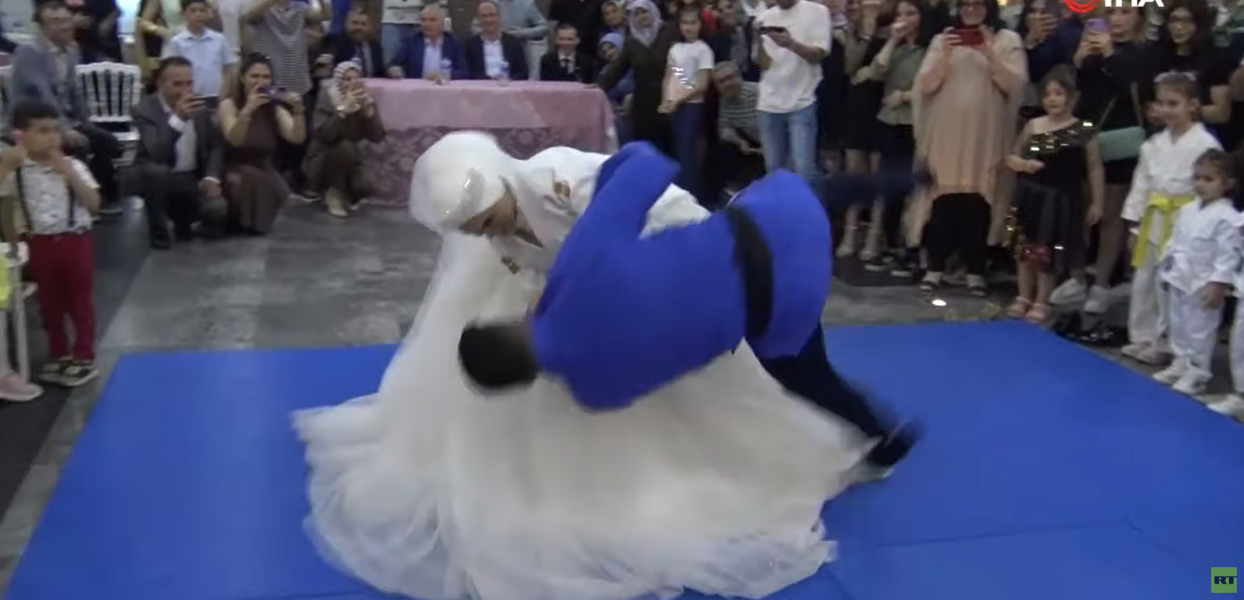 عروس تركية تطرح زوجها أرضا في حفل زفافهما! (فيديو)