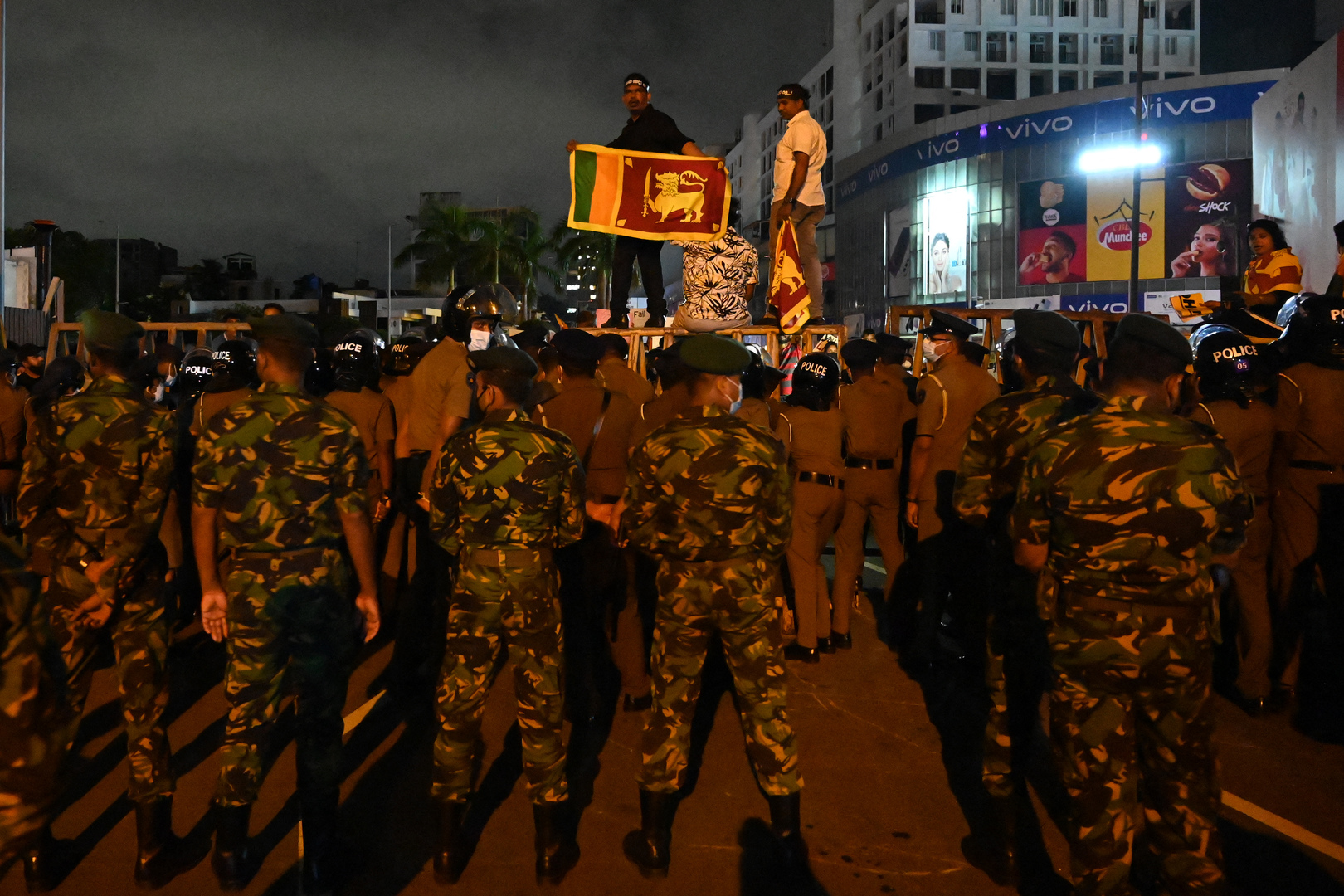سلطات سريلانكا تأمر الشرطة باستخدام الذخيرة الحية لاحتواء أعمال الشغب