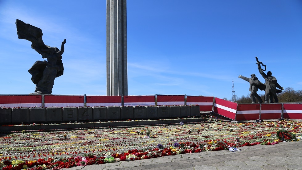 رئيس لاتفيا يؤيد هدم النصب التذكاري لمحرري ريغا