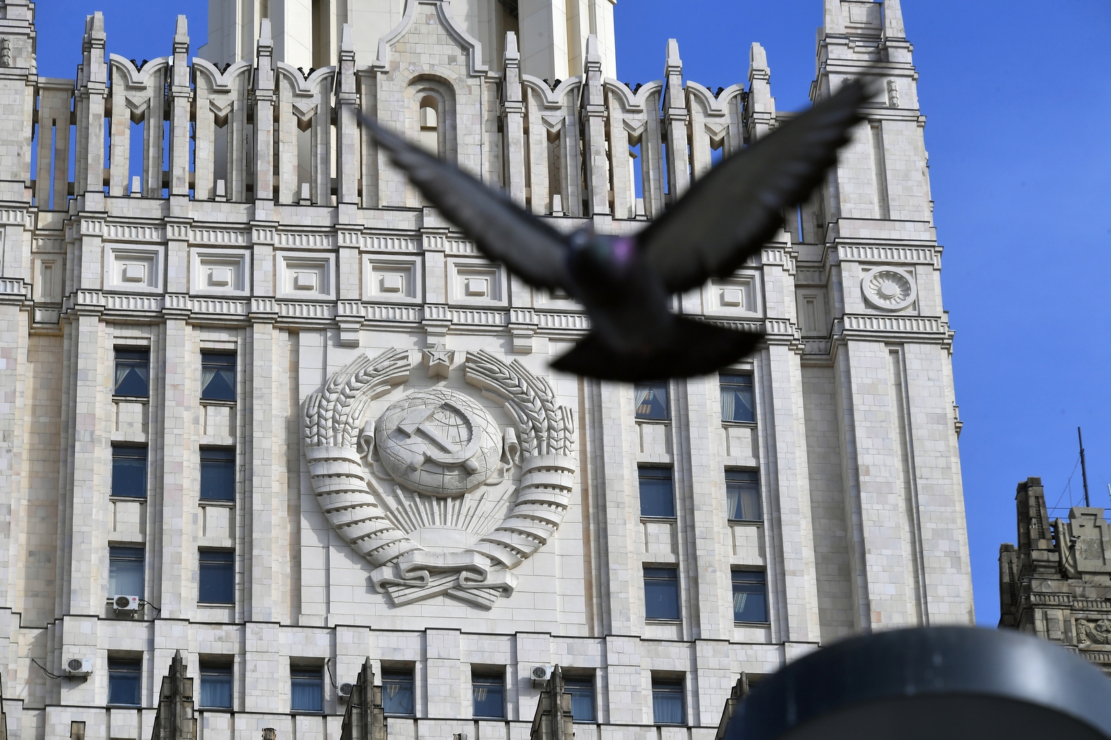 السفير الأمريكي لدى موسكو يصل إلى مبنى الخارجية الروسية بالتزامن مع استدعاء سفير بولندا