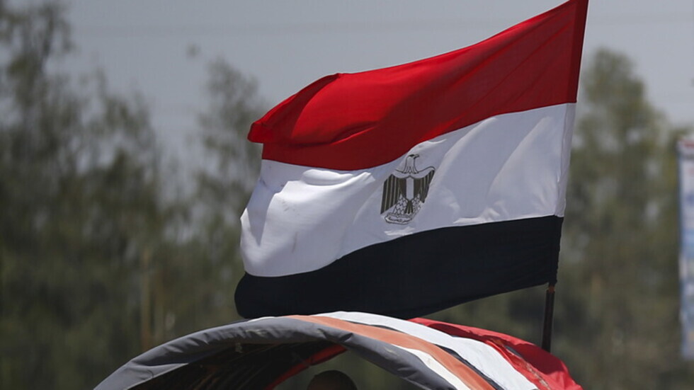 معلمة أحياء تثير جدلا واسعا في مصر (صورة)