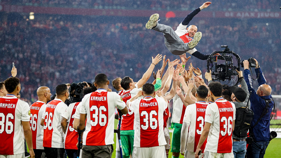 تن هاغ يقود أياكس للفوز بالدوري الهولندي قبل توليه تدريب مانشستر يونايتد
