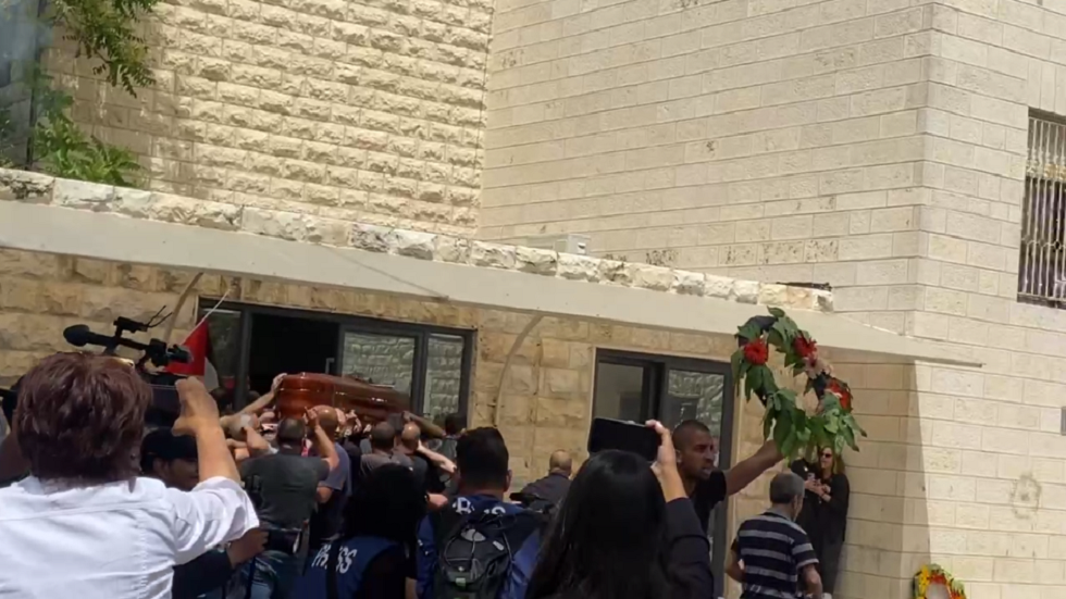لحظة هجوم جنود إسرائيليين على موكب تشييع جثمان الصحفية شيرين أبو عاقلة في ساحة المستشفى الفرنسي