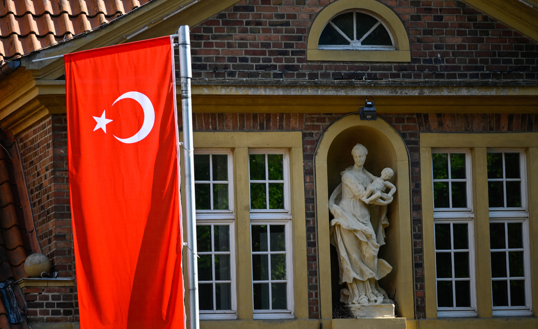 تركيا تعلن تعرض قنصليتها في باريس لاعتداء من قبل أنصار 
