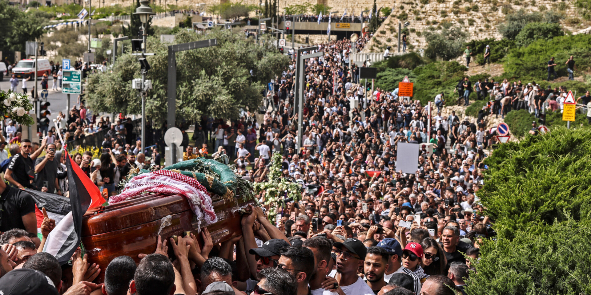 وسط استياء دولي.. إسرائيل تطلق تحقيقا في أعمال العنف خلال جنازة شيرين أبو عاقلة