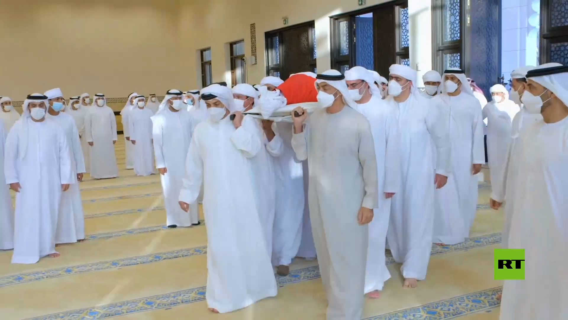 محمد بن زايد يتقدم مراسم تشييع أخيه رئيس الإمارات الراحل