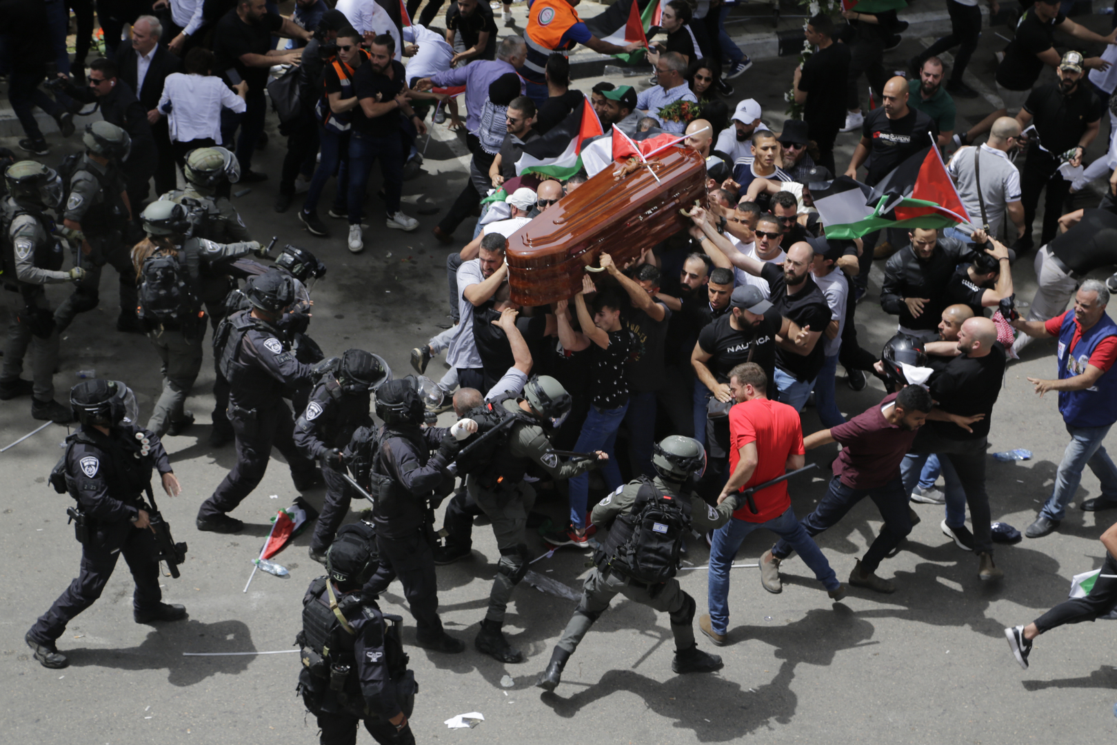وسط استياء دولي.. إسرائيل تطلق تحقيقا في أعمال العنف خلال جنازة شيرين أبو عاقلة