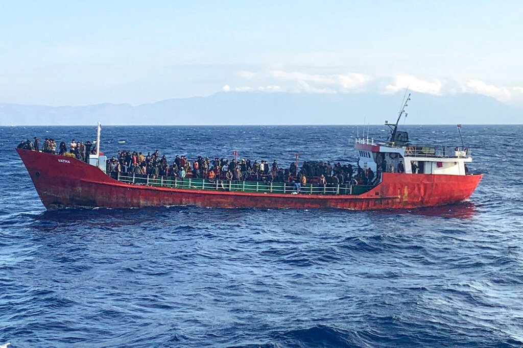خفر السواحل اليونانية ينقذون 18 مهاجرا في البحر الأيوني