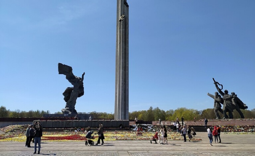 رئيس لاتفيا يؤيد هدم النصب التذكاري لمحرري ريغا
