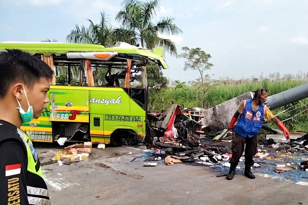 إندونيسيا.. مقتل 14 شخصا على الأقل بعد اصطدام حافلة بلوحة إعلانات
