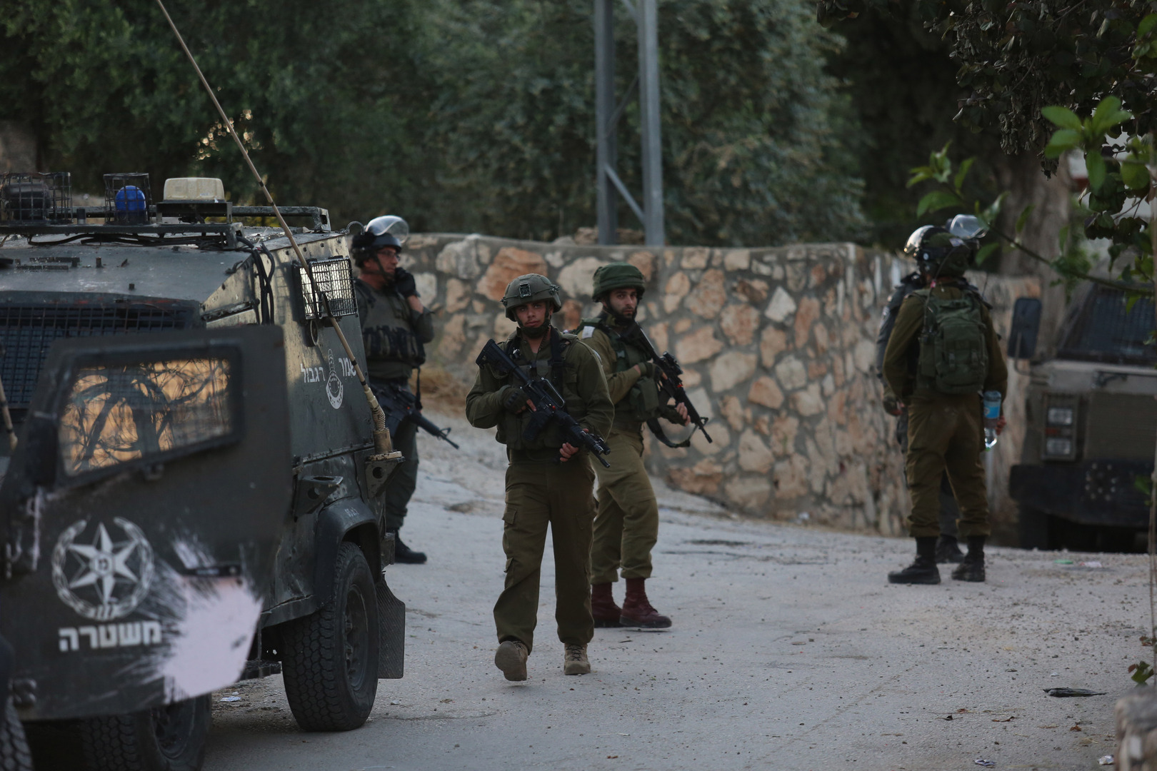 القوات الإسرائيلية تطلق النار على فلسطيني 