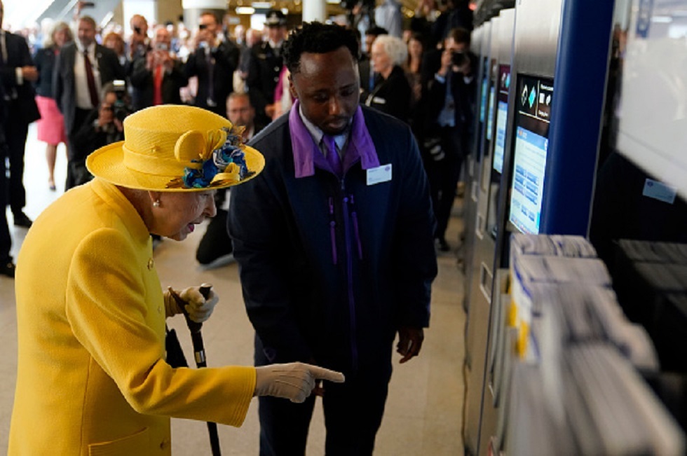 ملكة بريطانيا تفتتح خط قطار باسمها في لندن (صورة + فيديو)