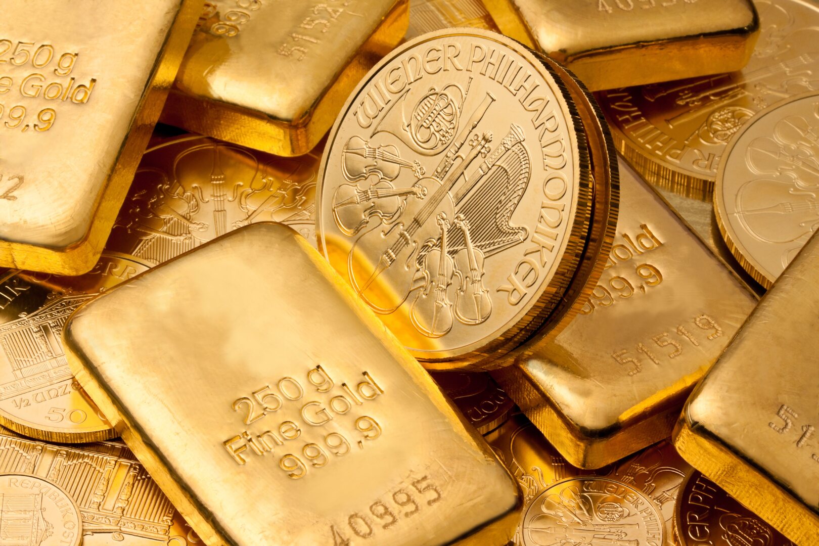 هبوط حاد في سعر الذهب بعد تصريحات الاحتياطي الفيدرالي الأمريكي عن رفع مستمر للفائدة