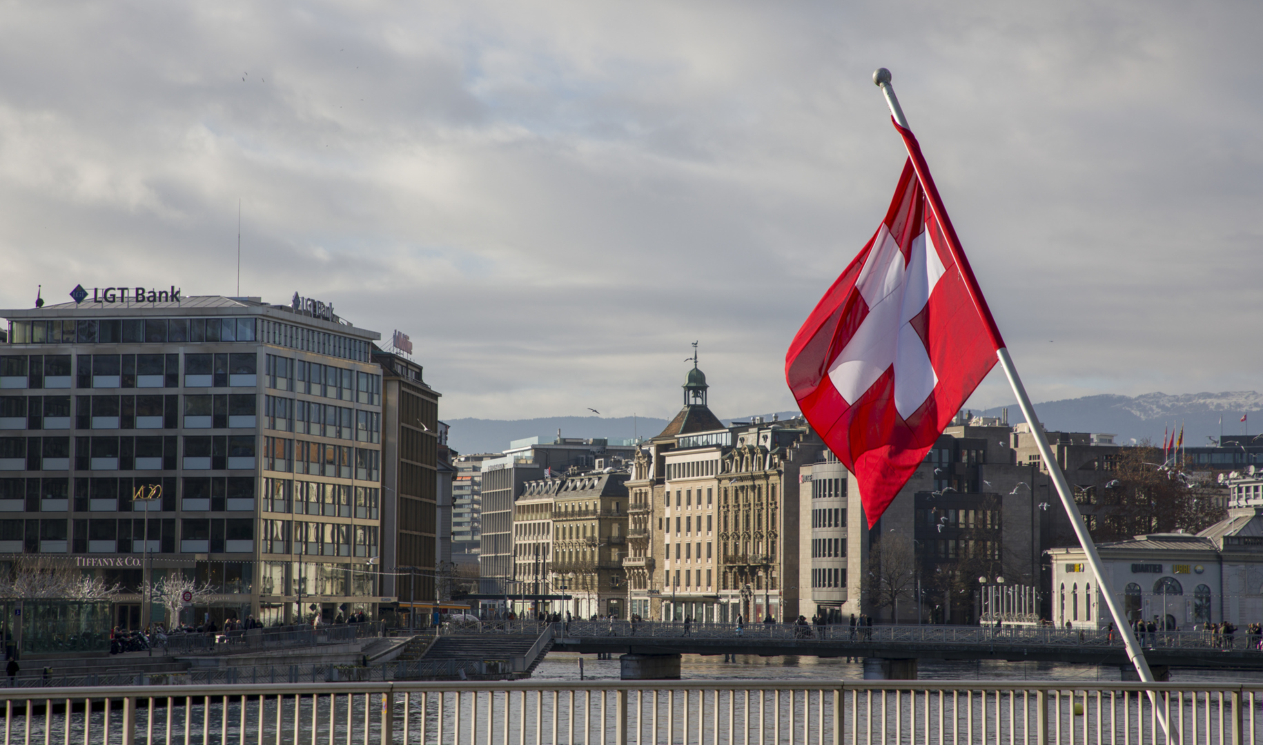 سويسرا تسلم واشنطن أكثر من 15 مليون دولار مودعة بحسابات 