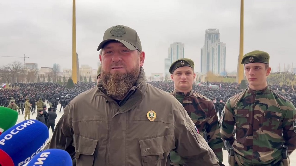 قديروف ينشر فيديو مع غنائم القوات الخاصة الشيشانية في أوكرانيا