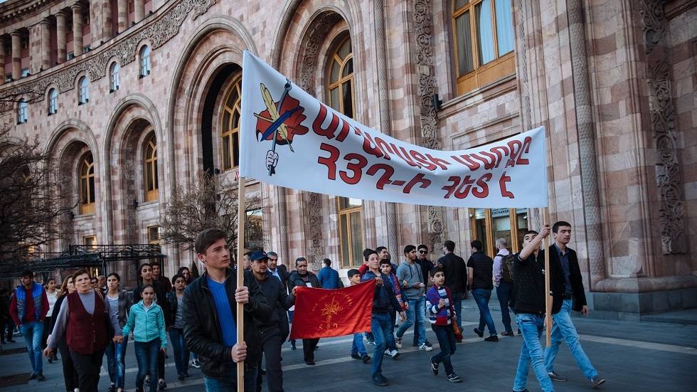 المعارضة الأرمنية تنظم مسيرة احتجاجية ضد وفد ليتوانيا (فيديو)