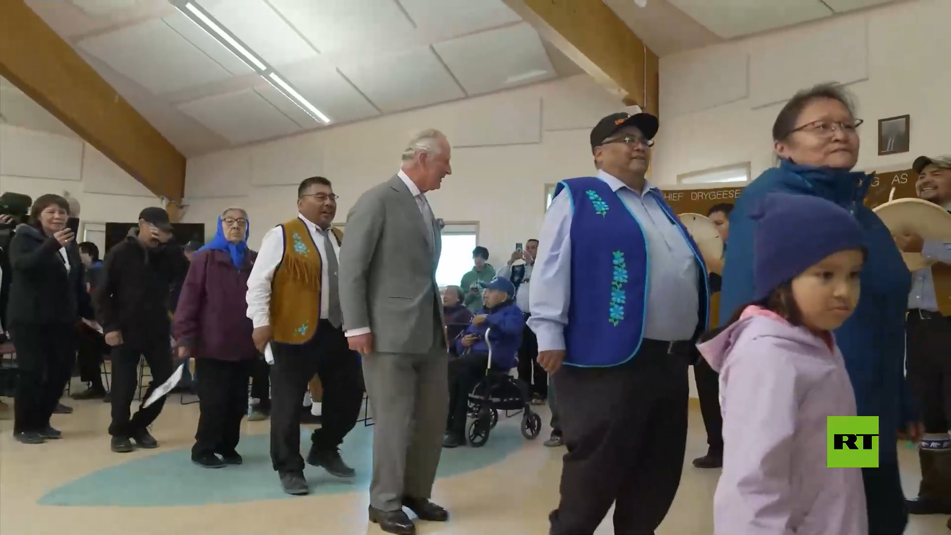 بالفيديو.. الأمير تشارلز يشارك في رقص تقليدي أثناء زيارته كندا