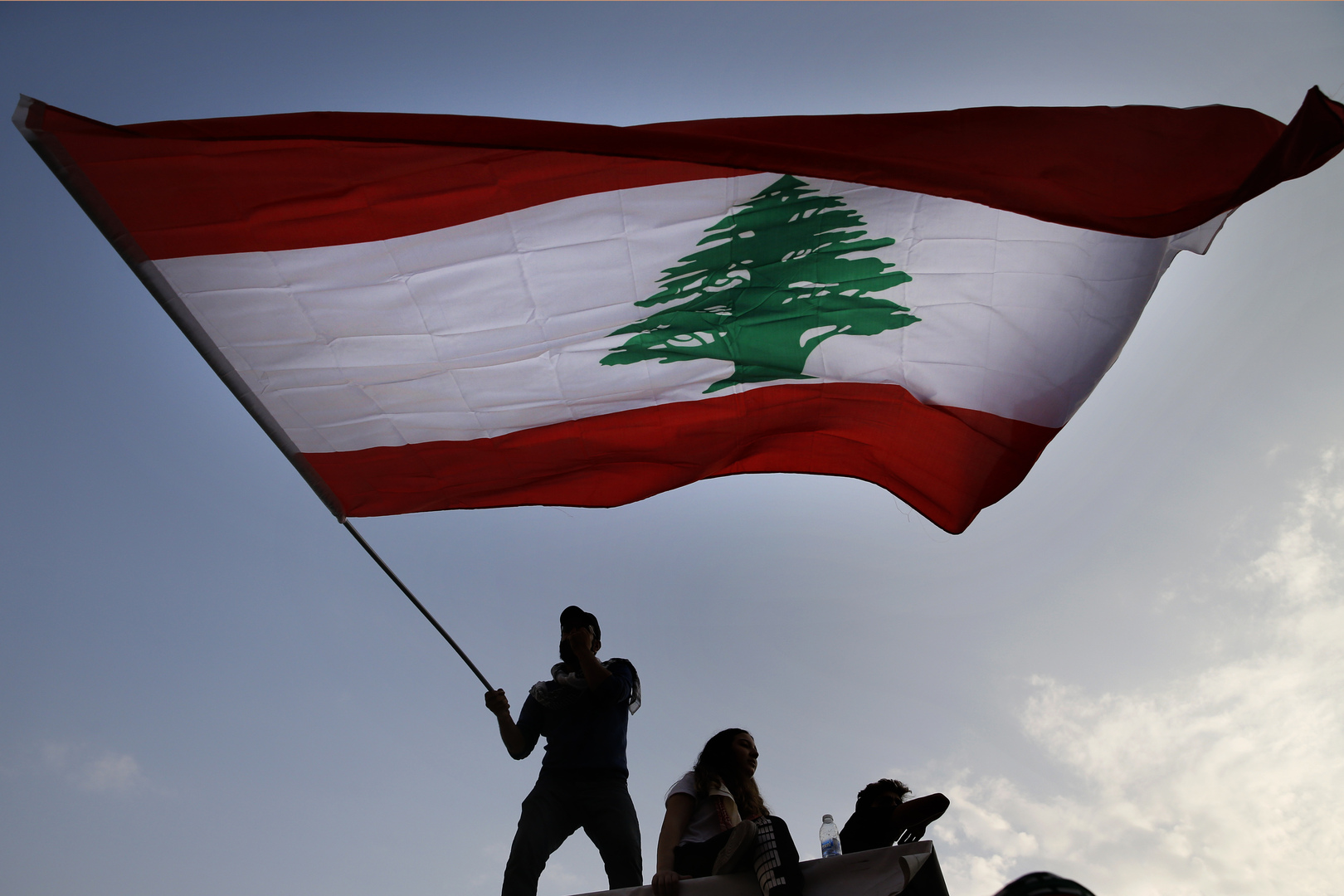 الليرة اللبنانية تتراجع بشكل كبير أمام الدولار وتلامس أدنى قاع وصلته