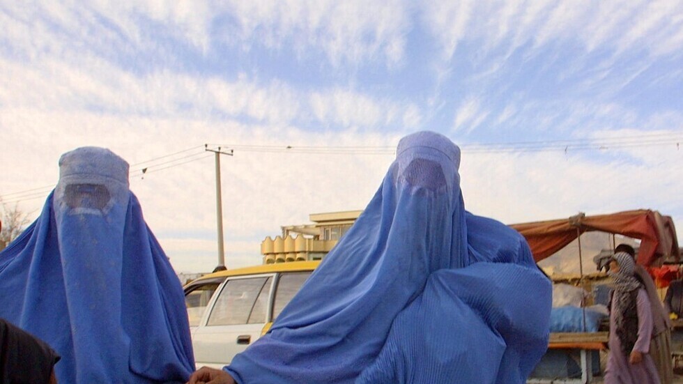طالبان أفغانستان تعلن بدء سريان قرار يلزم المذيعات بارتداء النقاب