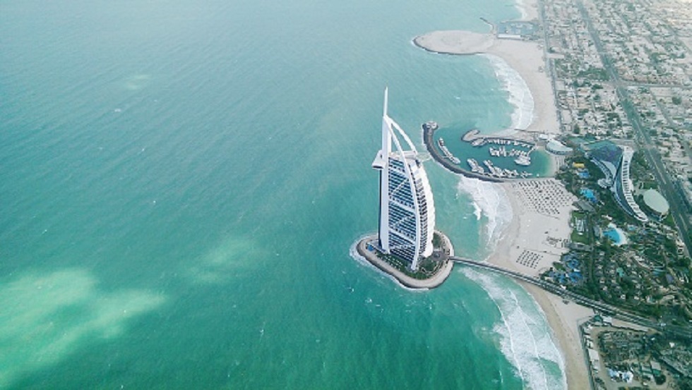 الأمن البحري بشرطة دبي ينفذ مهمة معقدة لإنقاذ شخصين