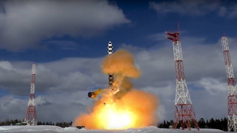 رسالة إلى من يعادون روسيا.. شاهد حجم الحفرة التي يخلفها صاروخ 