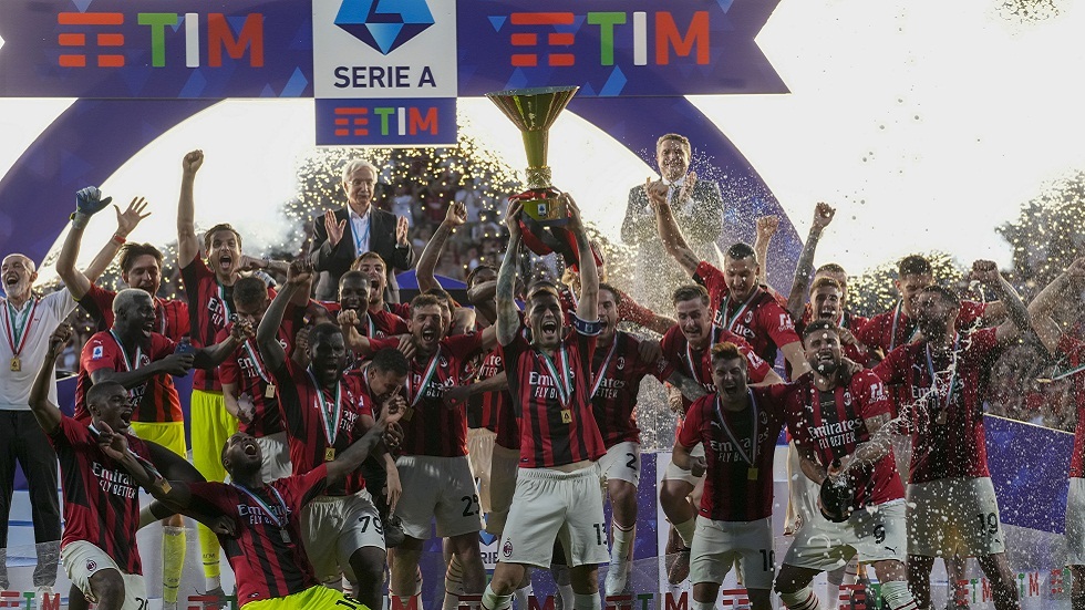 ميلان يتوج بطلا للدوري الإيطالي لأول مرة منذ عام 2011 (فيديو)