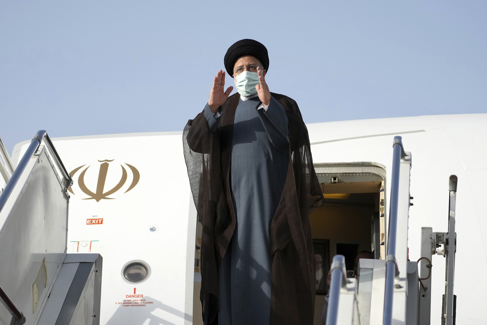شاهد استقبال سلطان عمان للرئيس الإيراني في مسقط